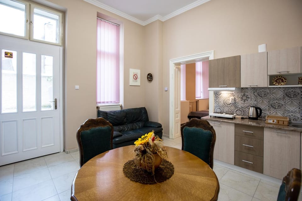 Kitchen or kitchenette, Living room, Seating area, Dining area