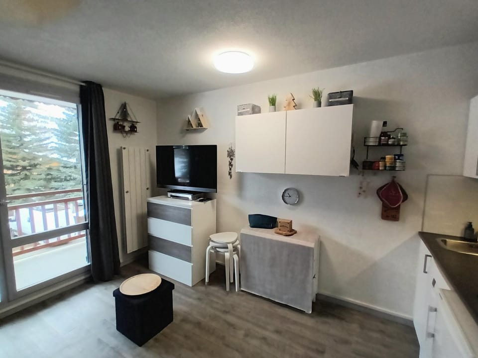 TV and multimedia, Kitchen or kitchenette, Living room