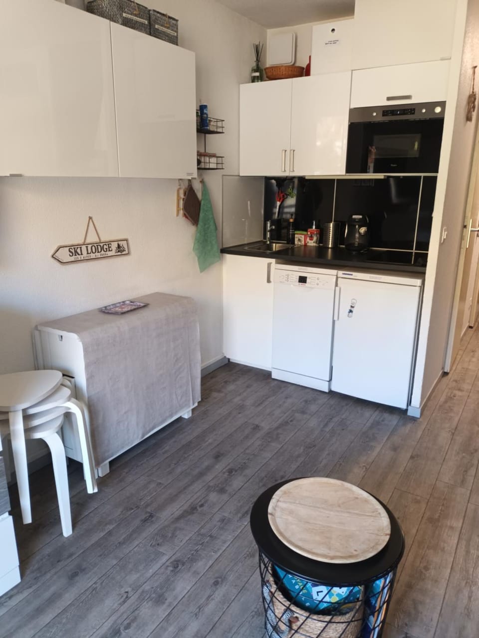 Kitchen or kitchenette, Dining area, stove