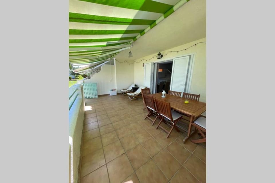 Casa adosada con porche, piscina y pista de pádel, junto al campo de golf Apartment in Costa de la Luz