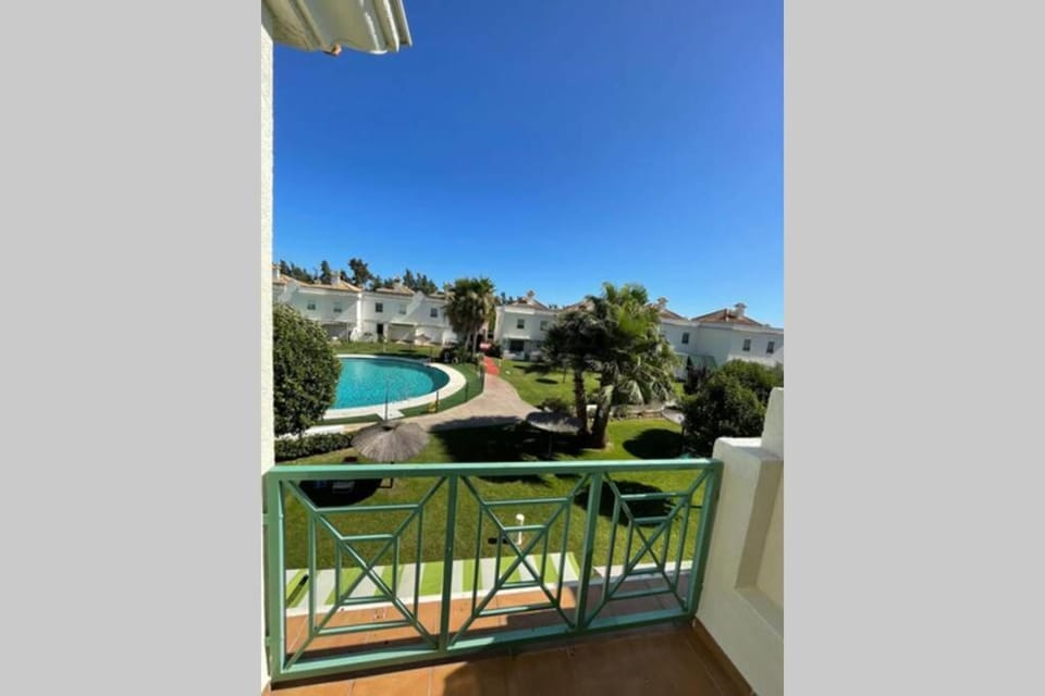 Casa adosada con porche, piscina y pista de pádel, junto al campo de golf Apartment in Costa de la Luz