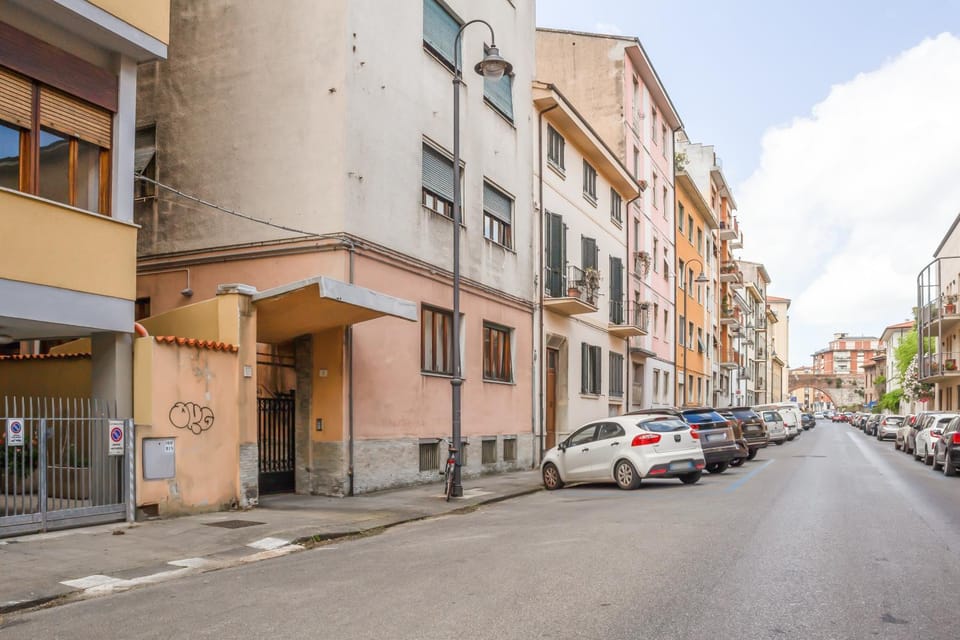 Facade/entrance, Neighbourhood