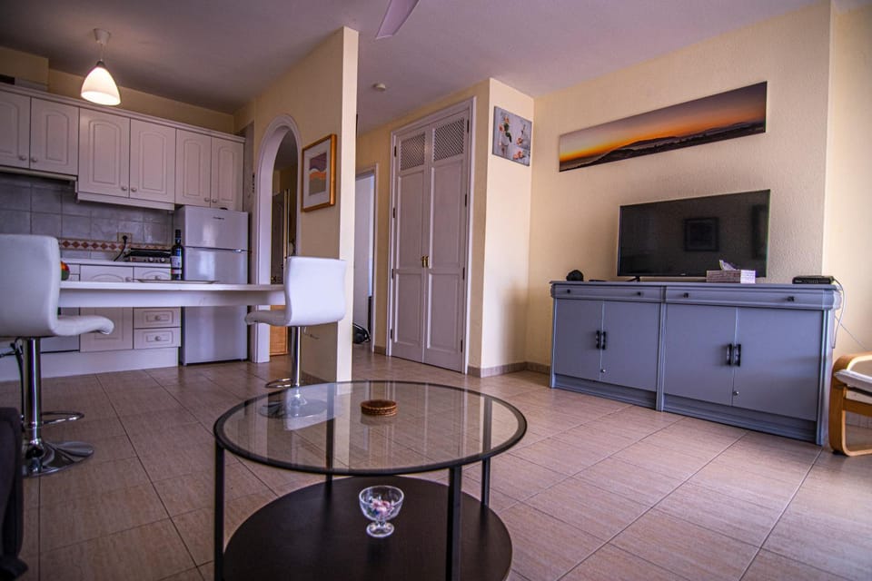 TV and multimedia, Kitchen or kitchenette, Living room, Seating area, Dining area
