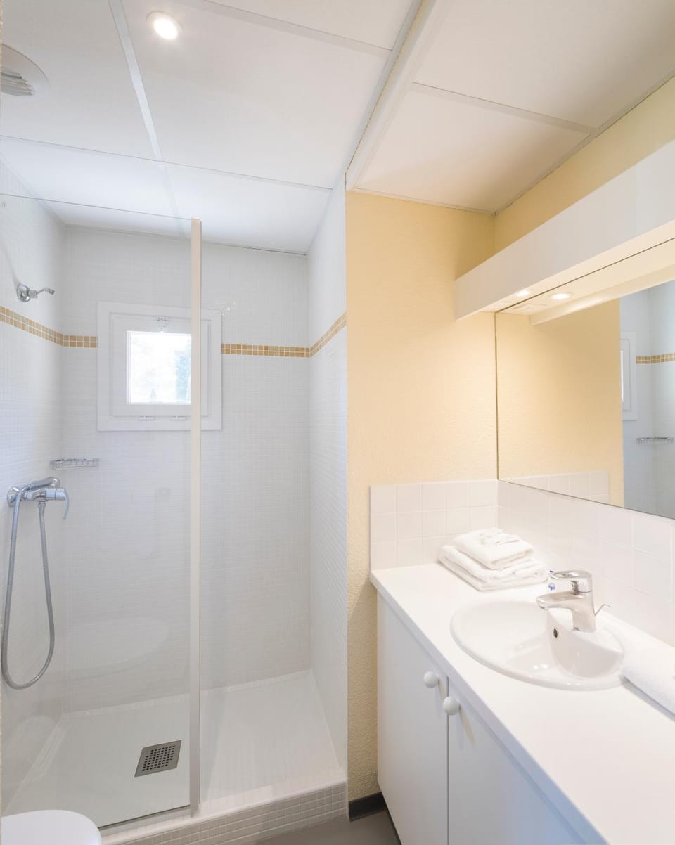 Shower, Bathroom, towels