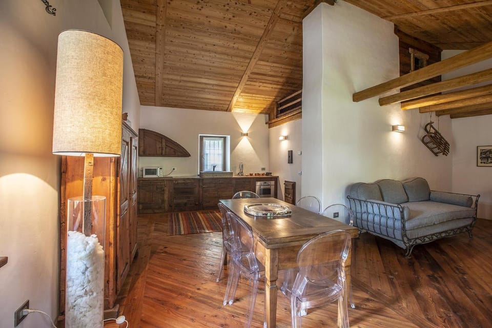 Kitchen or kitchenette, Decorative detail, Dining area