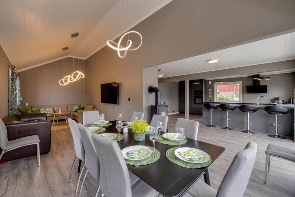 TV and multimedia, Kitchen or kitchenette, Living room, Dining area