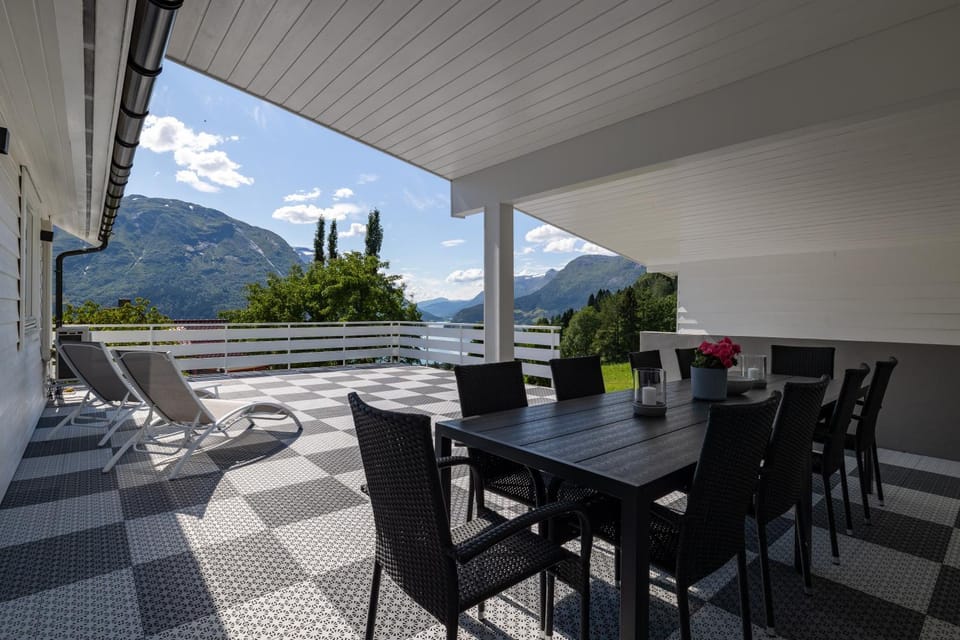 Balcony/Terrace, Mountain view