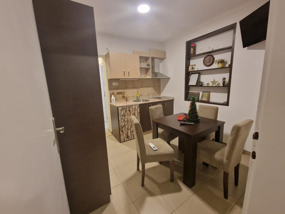 Kitchen or kitchenette, Living room, Seating area, Dining area