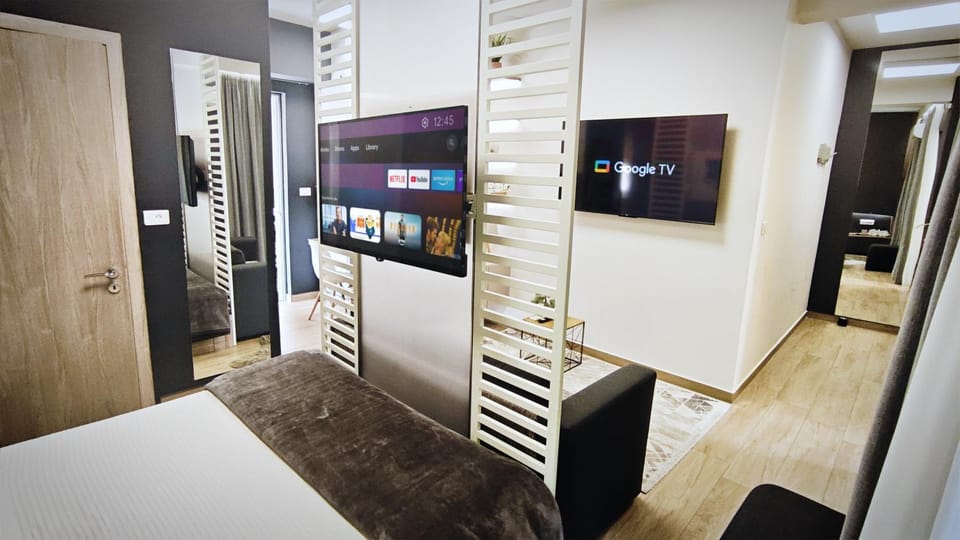 Bed, TV and multimedia, Photo of the whole room, Bedroom