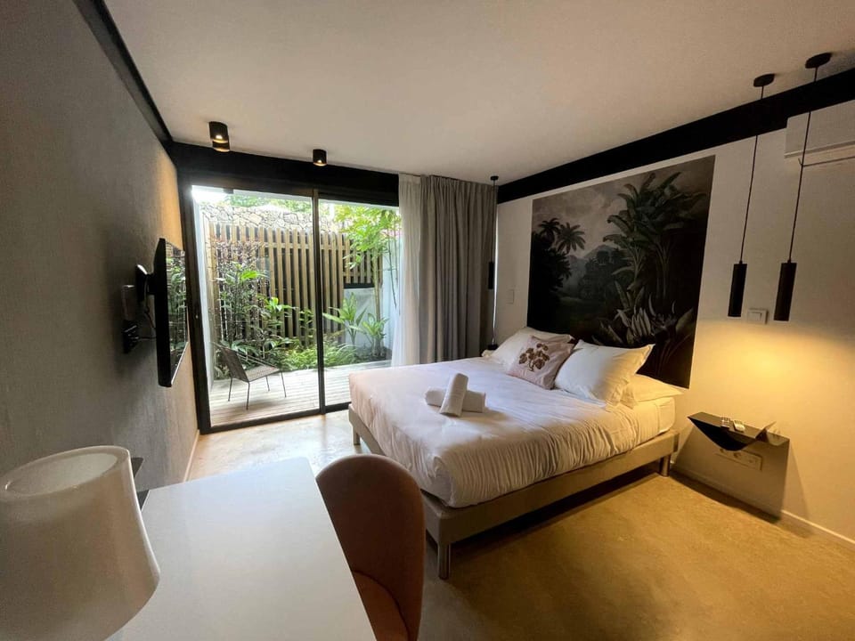 Patio, Bed, TV and multimedia, Seating area, Bedroom, air conditioner