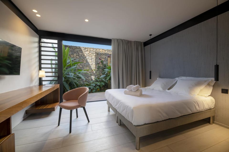 Bedroom, cot