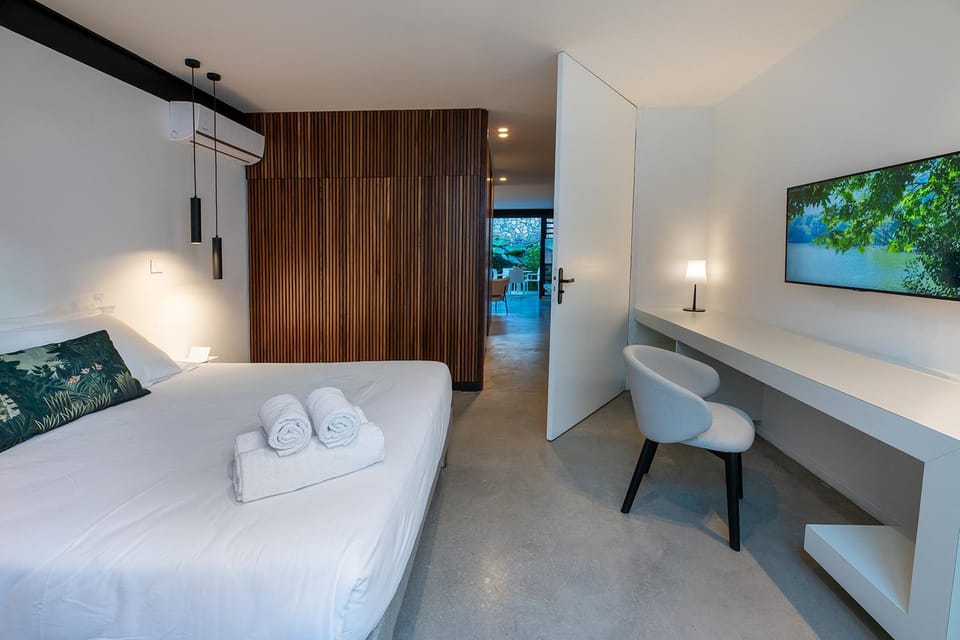 Bed, TV and multimedia, Photo of the whole room, Seating area, Bedroom, hair dresser