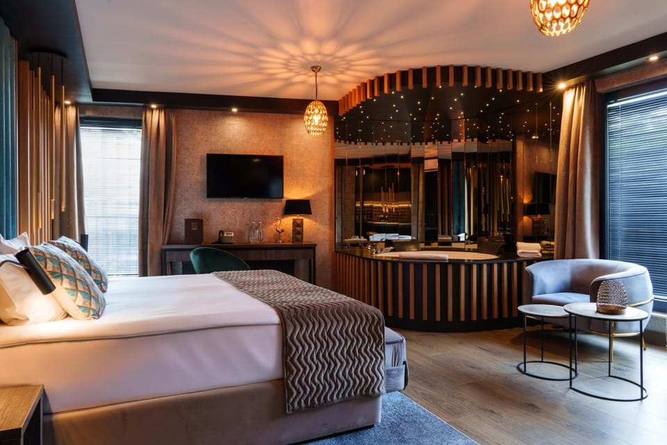 Bed, TV and multimedia, Living room, Photo of the whole room, Seating area, Bedroom