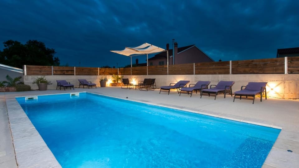 Property building, Garden, Balcony/Terrace, Seating area, Swimming pool