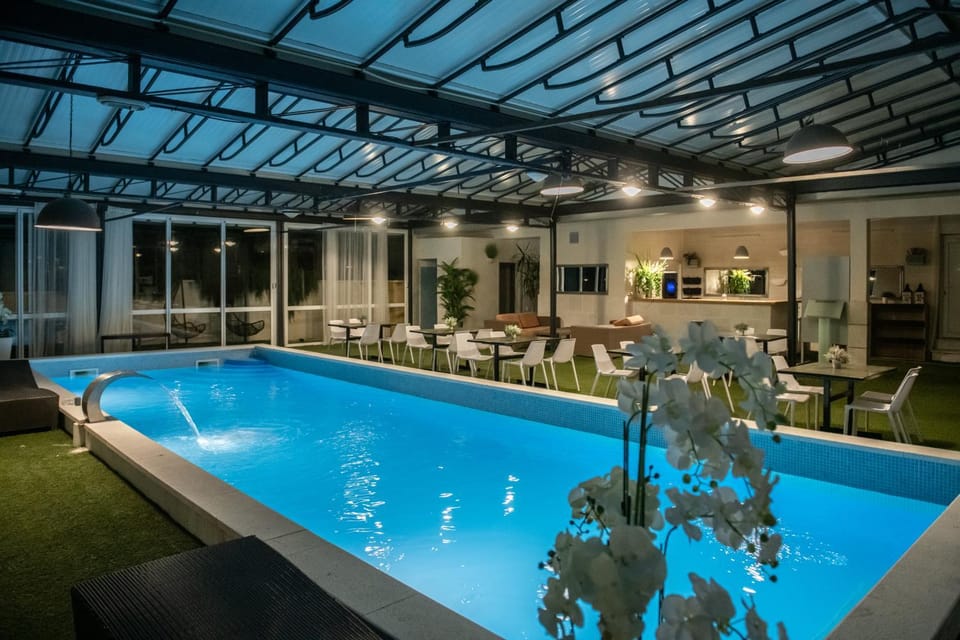 Pool view, Swimming pool, sunbed