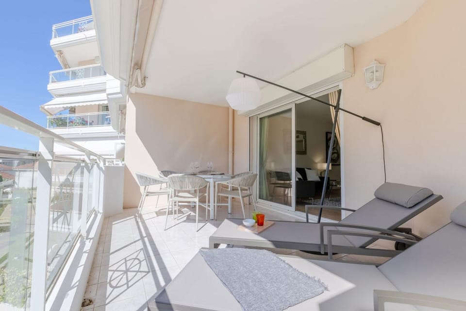 Balcony/Terrace, sunbed