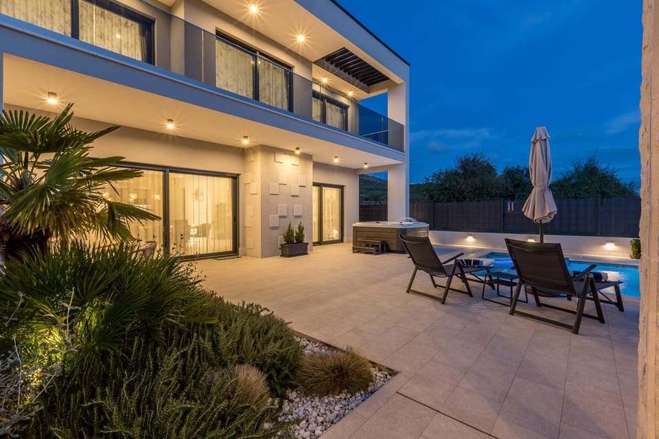 Property building, Patio, Balcony/Terrace, Garden view, Pool view, Swimming pool, sunbed