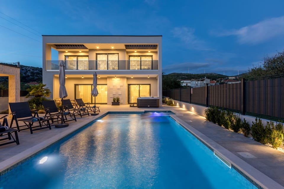 Property building, Pool view, Swimming pool, sunbed