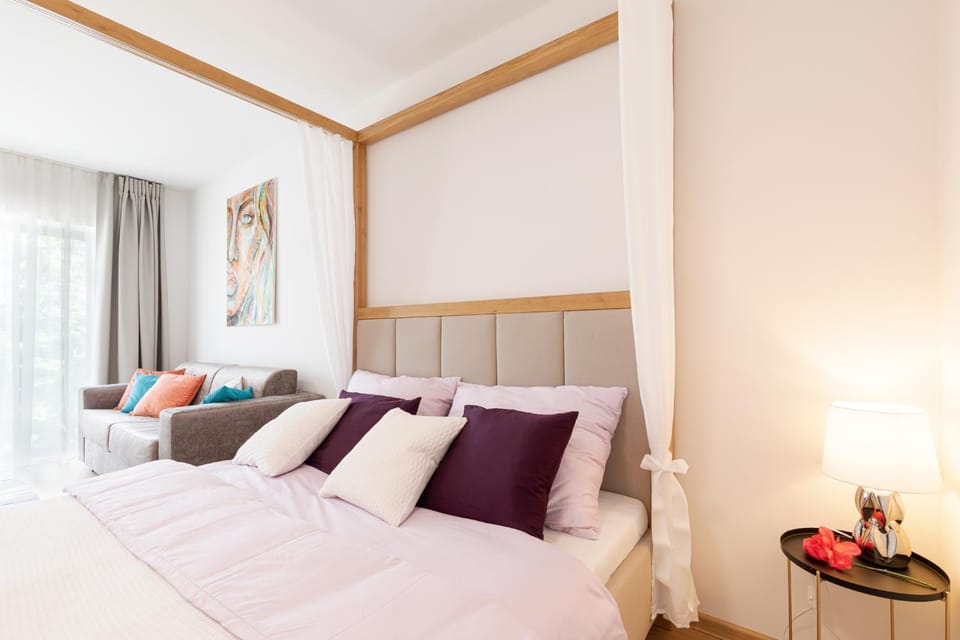Bed, Seating area