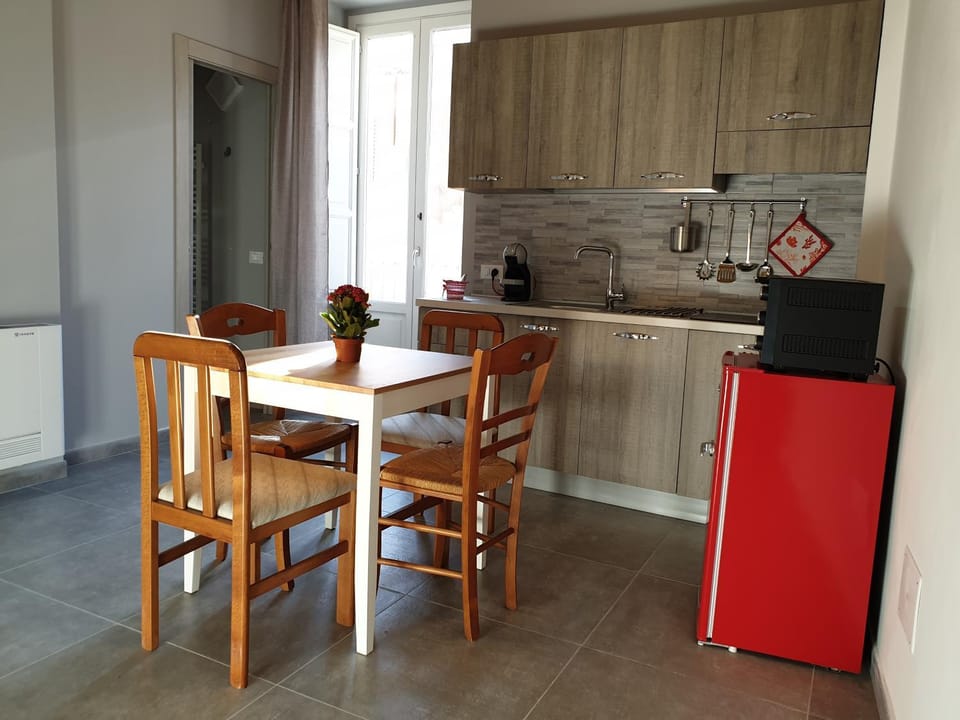 Kitchen or kitchenette, Dining area