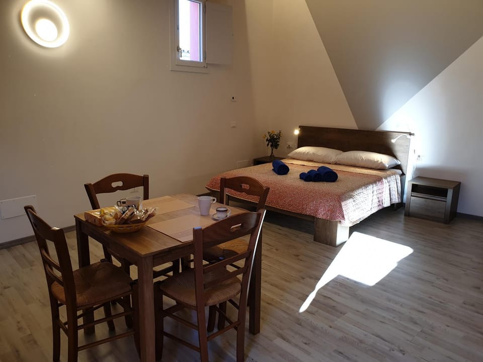 Bed, Dining area