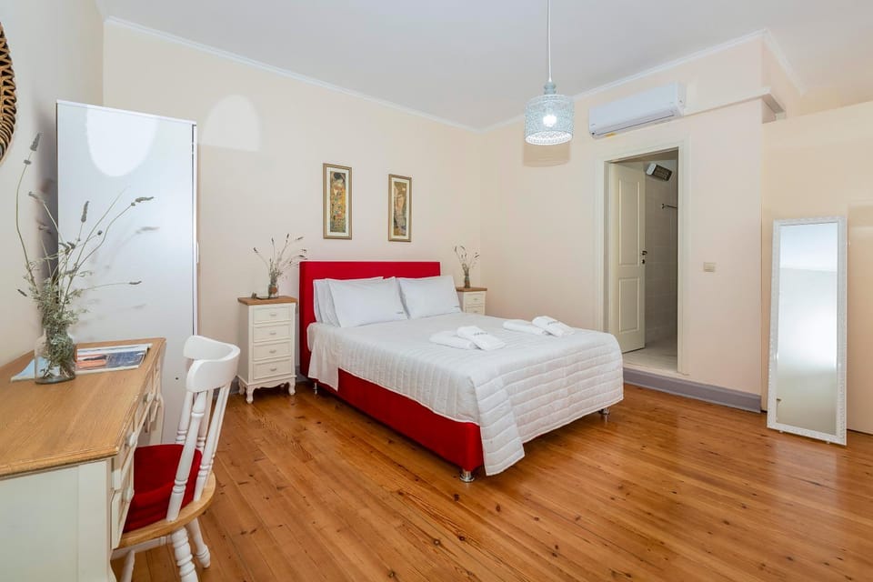 Photo of the whole room, Bedroom