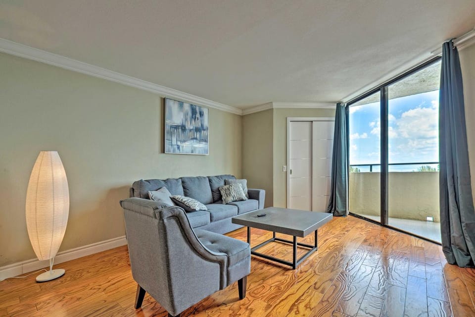 Modern Waterfront Hudson Condo w/ Resort Pool! House in Hudson