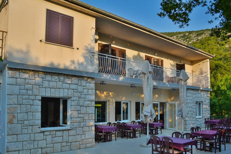 Property building, Restaurant/places to eat