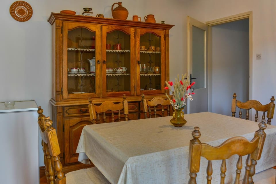 Kitchen or kitchenette, Dining area, pet friendly, stove