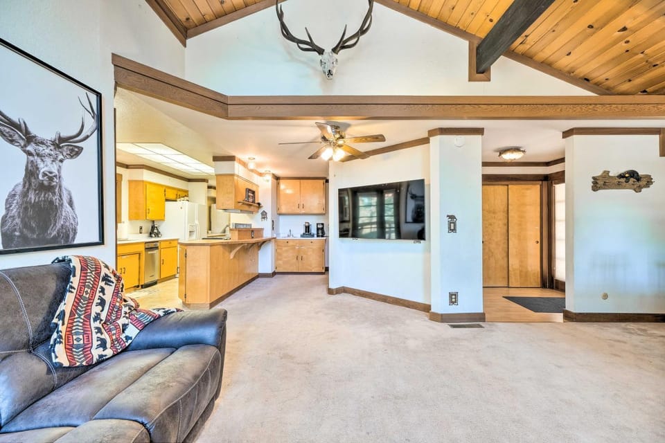 Cabin Less Than Half-Mi from Pine Mountain Lake Marina! Cabin in Groveland