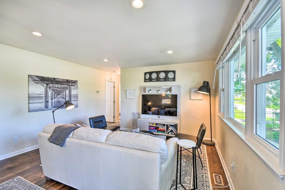 Charming Hampton Home w/ Yard: 2 Mi to Beach! House in Norfolk