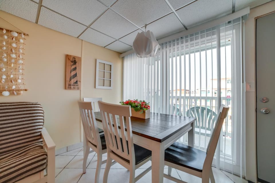Wildwood Crest Condo w/ Pool: Walk to Restaurants! House in Wildwood Crest