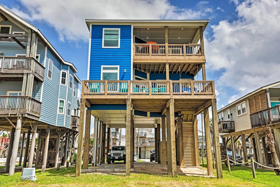 ‘Villa Azul’ Home in Galveston w/ Ocean-View Deck! House in Galveston Island