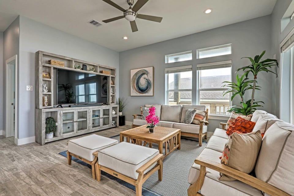‘Villa Azul’ Home in Galveston w/ Ocean-View Deck! House in Galveston Island