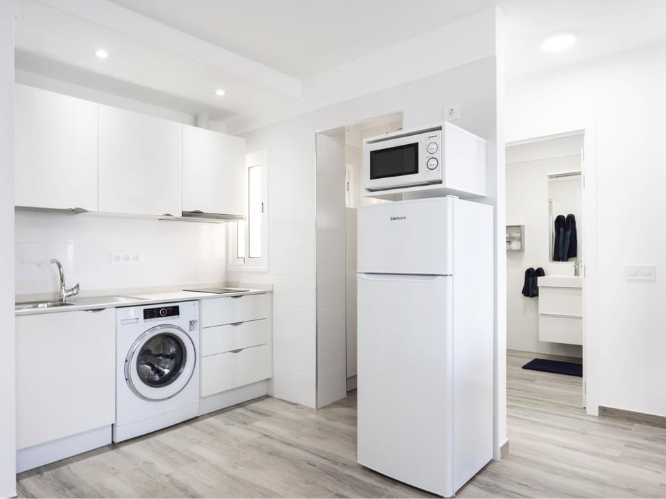 Kitchen or kitchenette, minibar, washing machine