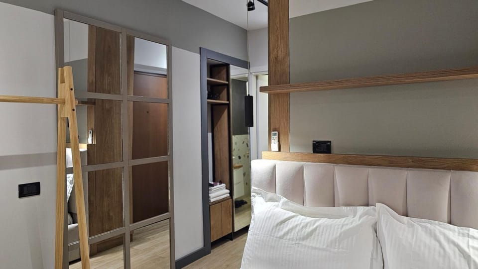 Photo of the whole room, Bedroom, wardrobe