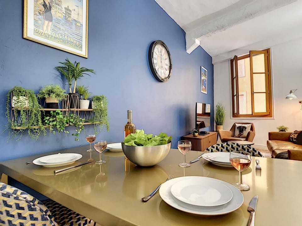 Seating area, Dining area