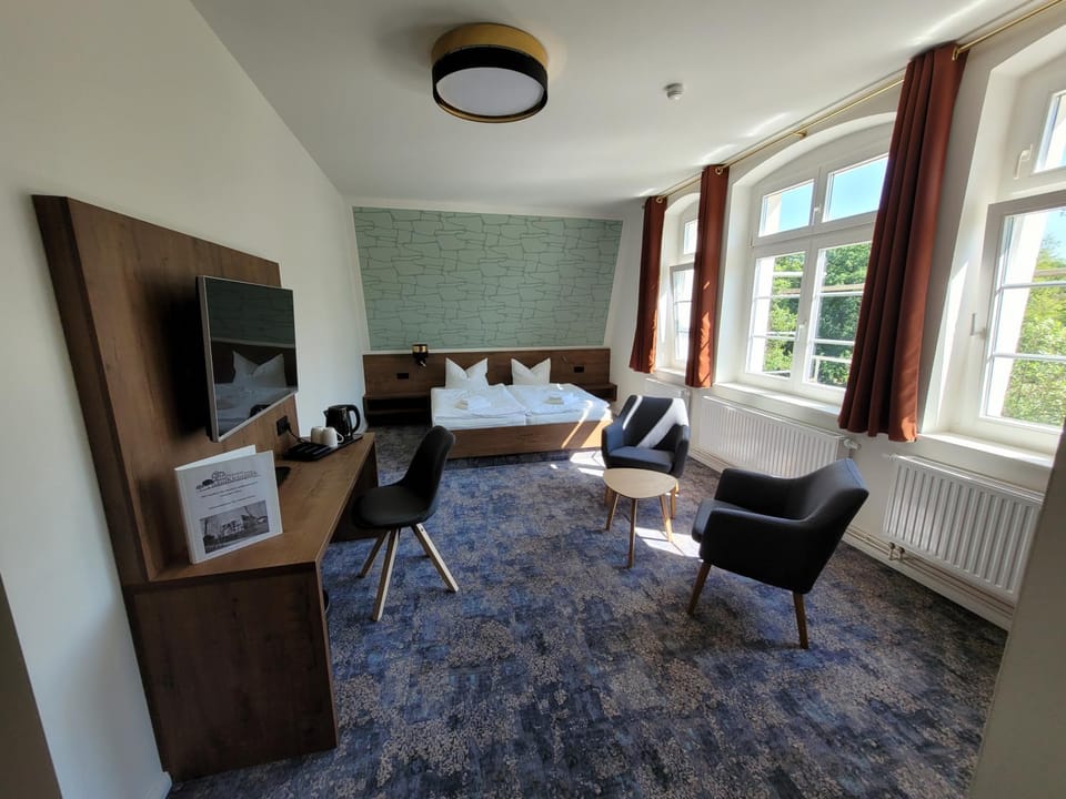 Bed, TV and multimedia, Coffee/tea facilities, Photo of the whole room, Seating area