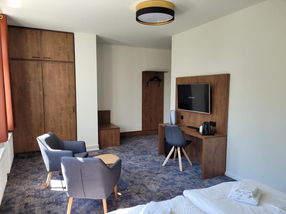 TV and multimedia, Coffee/tea facilities, Seating area, wardrobe