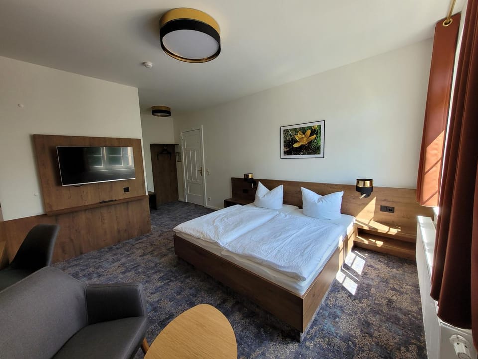 Bed, TV and multimedia, Photo of the whole room