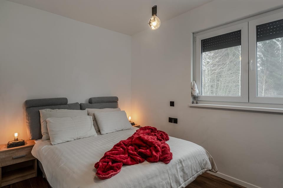Bed, Photo of the whole room, Bedroom, towels