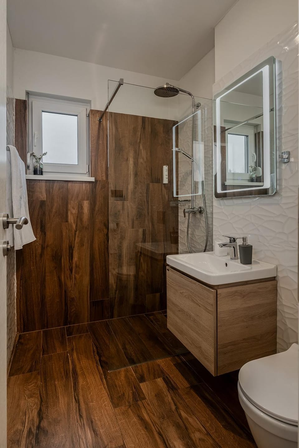 Shower, Toilet, towels