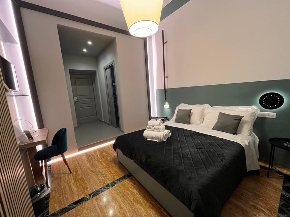 Bed, Photo of the whole room, Decorative detail, Bedroom, towels