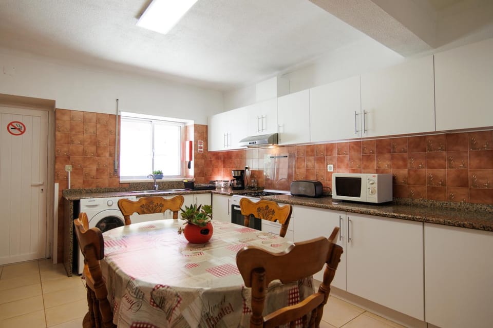 Coffee/tea facilities, microwave, oven, toaster, kitchen