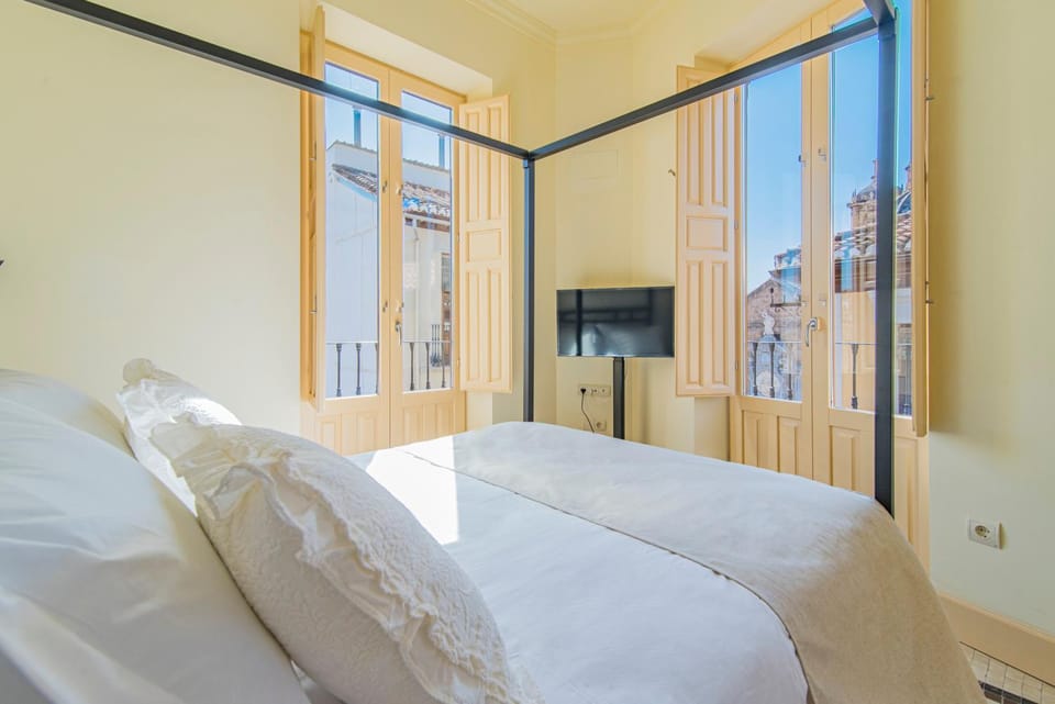 Photo of the whole room, City view