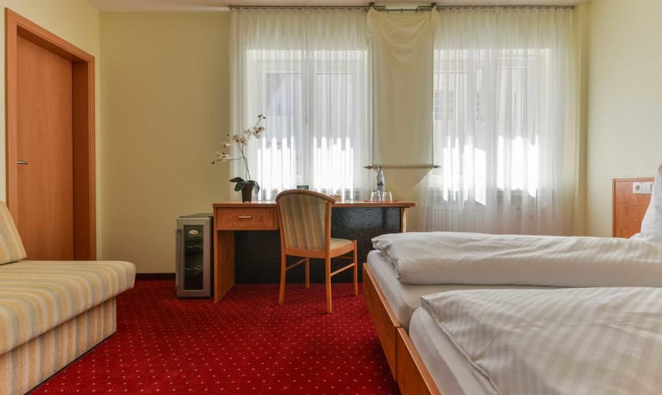 Bed, Photo of the whole room, Seating area, Bedroom