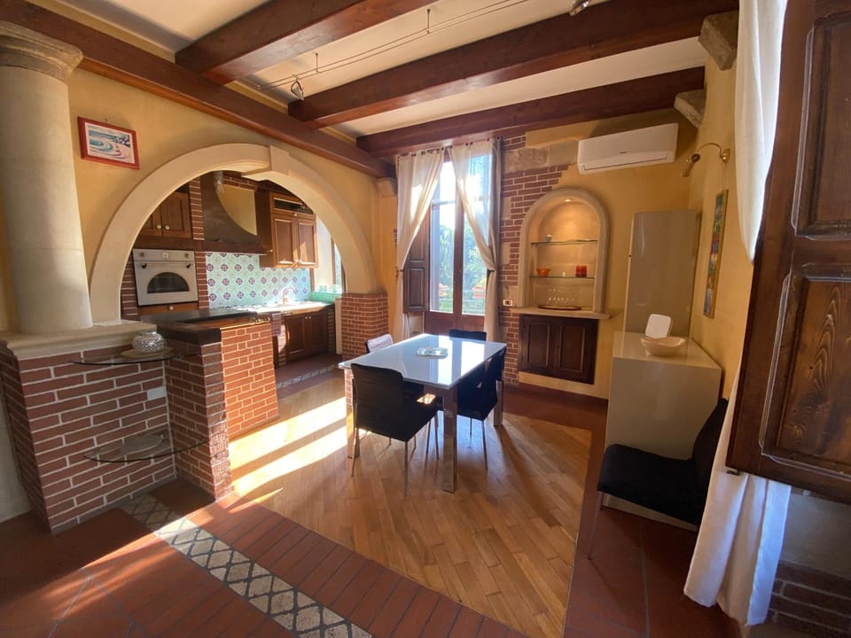 Kitchen or kitchenette, Seating area, Dining area, Food, Breakfast, minibar, kitchen, air conditioner