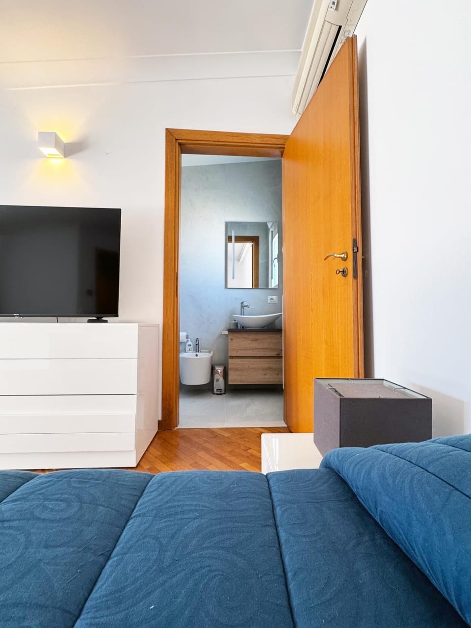 Bed, TV and multimedia, Photo of the whole room, Bedroom