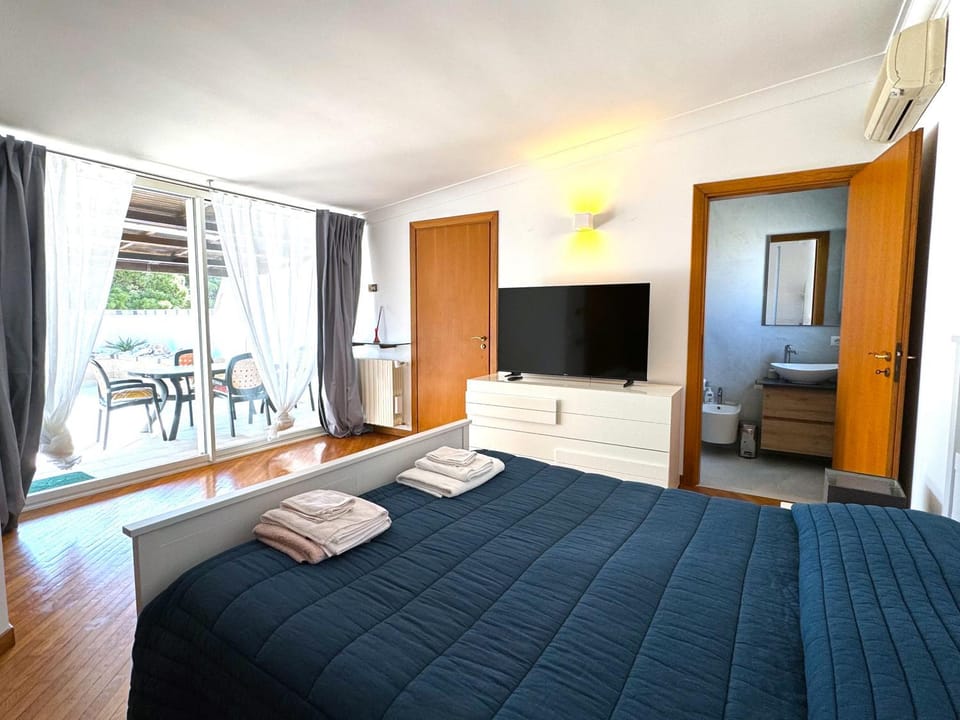 Bed, TV and multimedia, Photo of the whole room, Bedroom