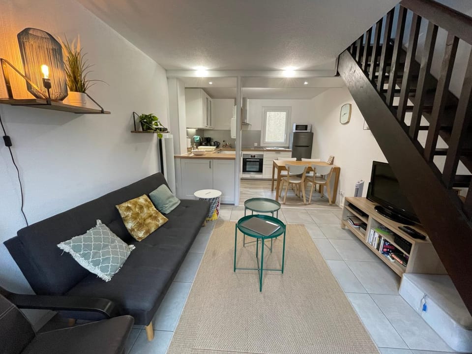 Kitchen or kitchenette, Living room, Seating area, Dining area